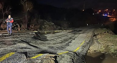 Yoğun yağış sonrası köy yolunda çökme meydana geldi