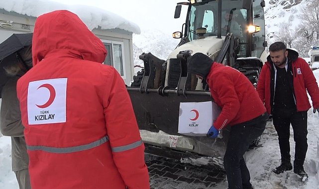Yolda kalan Kızılay ekibi hasta yatağını kepçeyle ulaştırdı