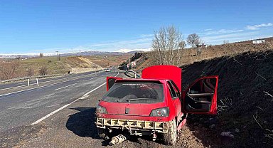 Yolda oluşan çukur kazaya neden oldu: 2 yaralı