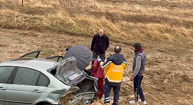 Yoldan çıkan lüks araç şarampole devrildi: 3 yaralı