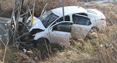 Yoldan çıkan otomobil direğe çarptı: 3 yaralı