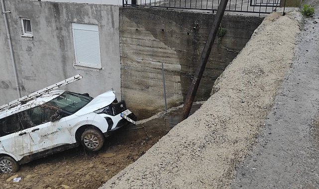 Yoldan çıkan otomobil tarlaya girdi