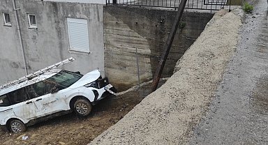 Yoldan çıkan otomobil tarlaya girdi