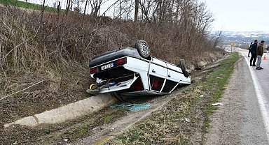 Yoldan çıkan otomobil ters döndü