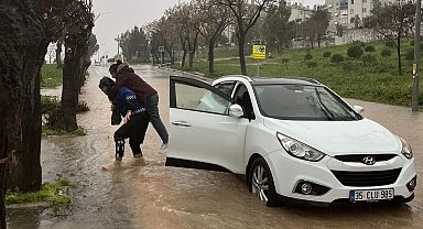 Yollar göle döndü, mahsur kalanları zabıta sırtında taşıdı