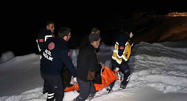 Yolu karla kapanan ve elektrikleri kesik olan köyde oksijensiz kalan hastanın imdadına yetiştiler