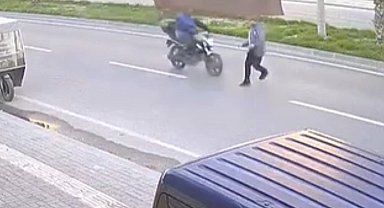 Yolun karşısına geçerken motosikletin çarptığı bir kişi yaralandı