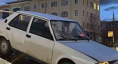 Yolun karşısına geçerken otomobilin çarptığı kadın ağır yaralandı: Kaza anı kamerda