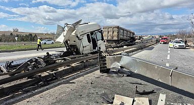 Yönlendirme tabelasına çarpan tırın ön kabini koptu: 1 yaralı