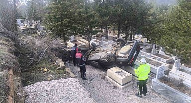 Yozgat'ta otomobil mezarlığa uçtu: 2 yaralı