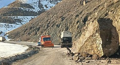 Yüksekova-Van karayolunda faciadan dönüldü: Dev kayalar yola düştü