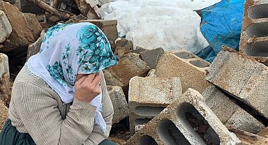 Yüksekova'da bir annenin sessiz feryadı: Zine Teyze yıkılan ahırının başında gözyaşlarına boğuldu