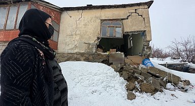 Yüksekova'da bir evin duvarı yıkıldı: "Deprem oluyor sandım"