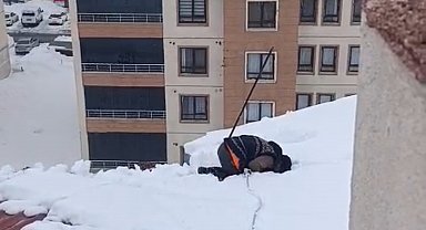 Yüksekova'da dondurucu soğuğa rağmen çatıda ibadet: Kar üzerinde namaz kıldı
