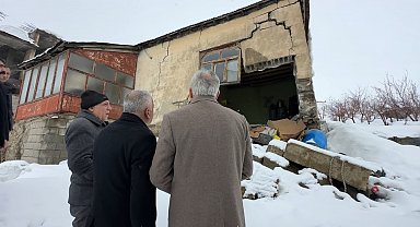 Yüksekova'da evi çöken yaşlı kadına devlet şefkati: "Yalnız bırakmayacağız"