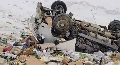 Yüksekova'da kamyonet şarampole yuvarlandı: 1 kişi yaralandı