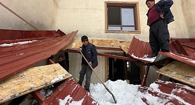 Yüksekova'da kar esareti: Çatıdan düşen kar kütlesi iş yerlerine hasar verdi