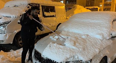 Yüksekova'da kar kalınlığı 15 santimetreye ulaştı