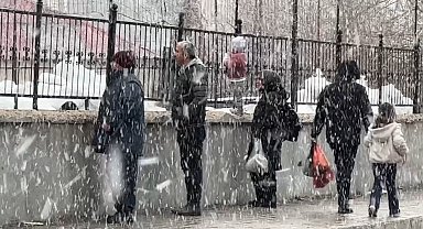 Yüksekova'da kar yağışı ilçeyi beyaza bürüdü