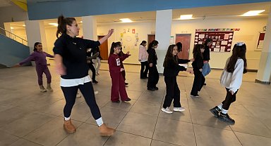 Yüksekova'da kültür sanat buluşması: Hakkari halayı ile Ege'nin zeybeği buluştu