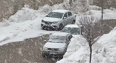 Yüksekova'da lapa lapa kar yağışı başladı