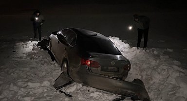 Yüksekova'da otomobil 30 metre savrularak kar yığınına saplandı: 3 yaralı
