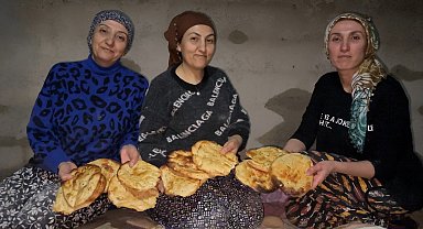 Yüksekova'da Ramazan hazırlığı: 3 kız kardeşten tandır başında tatlı mesaisi