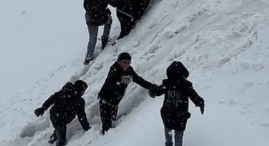 Yüksekova'da tepsiler kızak oldu, karlı yamaçlar oyun alanına dönüştü