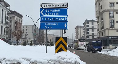 Yüksekova'da uçak seferlerine kar ve sis engeli