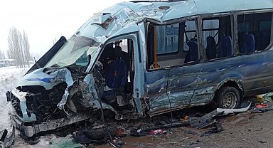 Yüksekova'da yolcu minibüsü ile otobüs çarpıştı: Çok sayıda yaralı var