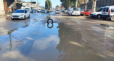 Yüreğir'de yol isyanı: Belediye çukuru kapatmayınca vatandaş lastikle önlem aldı