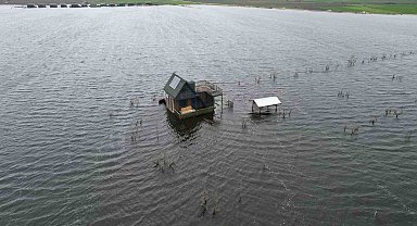 Yüzen evler...Ulubat Gölü taştı, felaket havadan görüntülendi