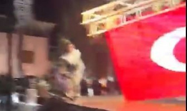 Zeybek oynamak için sahneye çıkan belediye başkanı saniyelerle kurtuldu... Sahnenin çökme anı kamerada