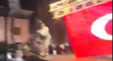 Zeybek oynamak için sahneye çıkan belediye başkanı saniyelerle kurtuldu... Sahnenin çökme anı kamerada