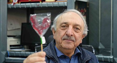 10 yıldır her Ramazan'da iftarlık olarak horoz şekeri dağıtıyor