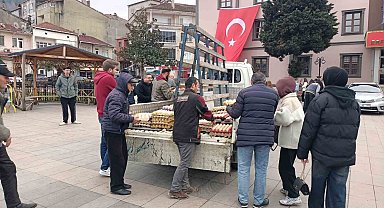 12 bin köy yumurtasını meydanda ücretsiz dağıttı