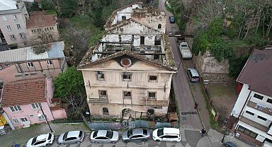 156 yıllık tarihi bina yangında zarar gördü