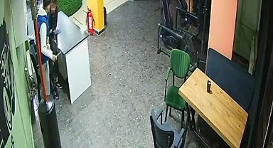 17 yaşındaki çocuğun bıçaklandığı anlar güvenlik kamerasında