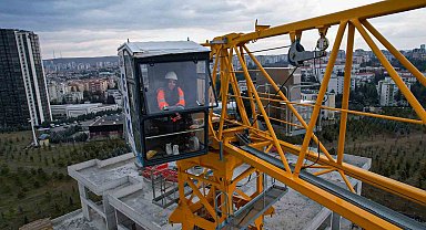 20 yaşındaki kule vinç operatörü olan genç kız, ekmeğini gökyüzünde kazanıyor