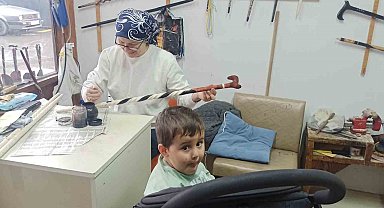 20 yıllık Fatime usta bir eliyle torun sallıyor, diğer eliyle dünyaca ünlü bastonlara şekil veriyor