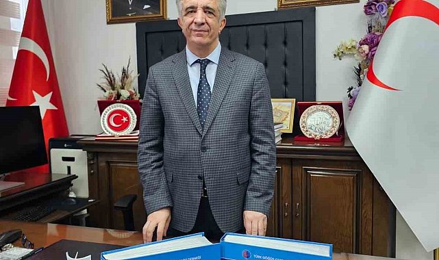 227 bilim insanının katkı sunduğu "Göğüs Cerrahisi" kitabı yayımlandı