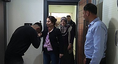 'Evsizlik kötü' diyen depremzede, bayramını ailesiyle TOKİ'deki yuvasında geçirdi