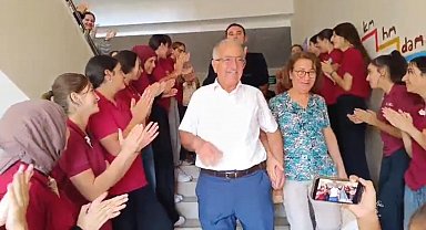 'İyi ki gençlere hizmet etmişim' diyen 42 yıllık öğretmen, mesleğine öğrencilerinin alkışları içerisinde veda etti