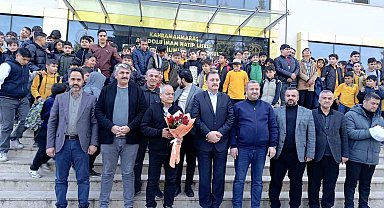 40 yıllık öğretmen duygusal törenle emekliye uğurlandı