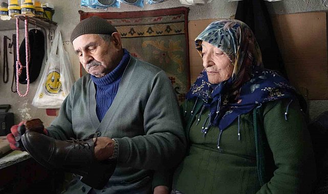 64 yıllık ayakkabı tamircisi, her sabah dükkanını eşiyle açıyor