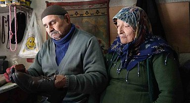64 yıllık ayakkabı tamircisi, her sabah dükkanını eşiyle açıyor