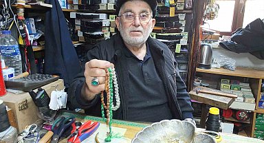 71 yaşındaki Cevat Dede tespih dizerek para kazanıyor