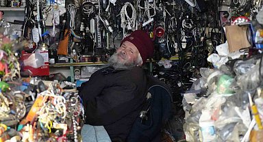 72 yaşındaki elektrik ustası, 25 yıldır biriktirdiği malzemelerle dükkanını adeta müzeye çevirdi