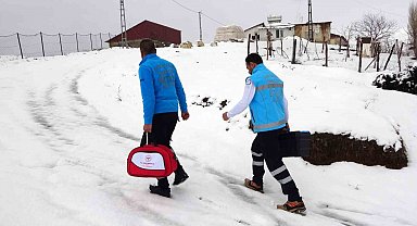 81 yaşındaki hastaya evinde diş tedavisi hizmeti