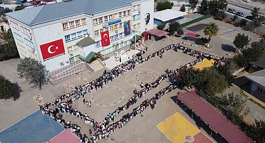 Adana'da ara tatile giren öğrenciler okul bahçesinde bayramlaştı